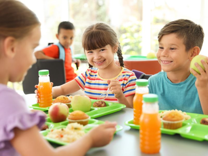 Comer en el colegio y cenar en casa cómo equilibrar la dieta de los