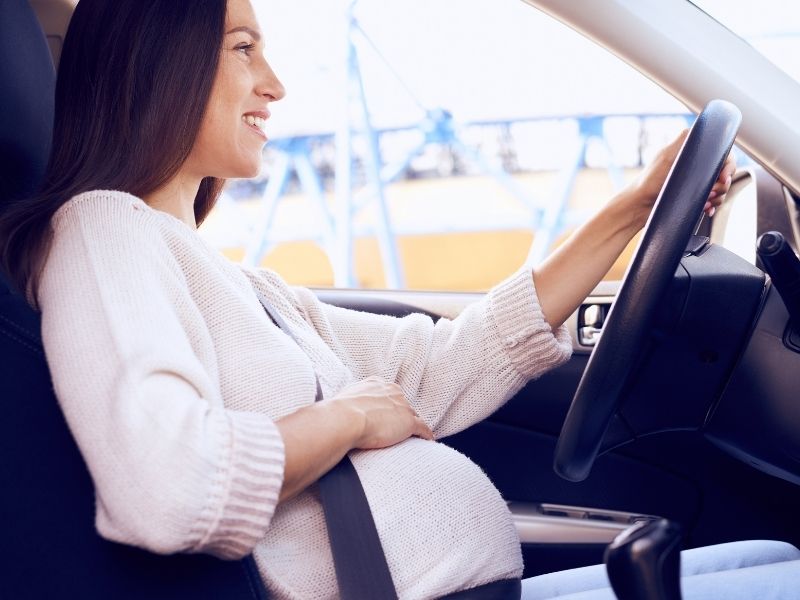 Viajas en coche estando embarazada? Ponte así el cinturón