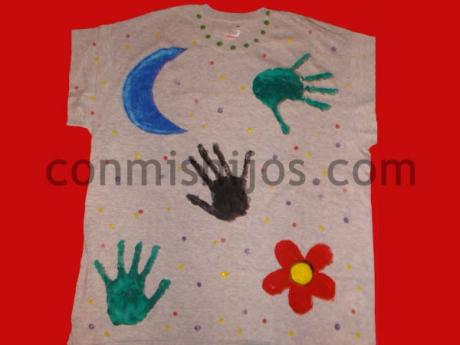Camiseta pintada. Manualidades de reciclaje para niños