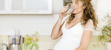 importancia de la hidratación en el embarazo
