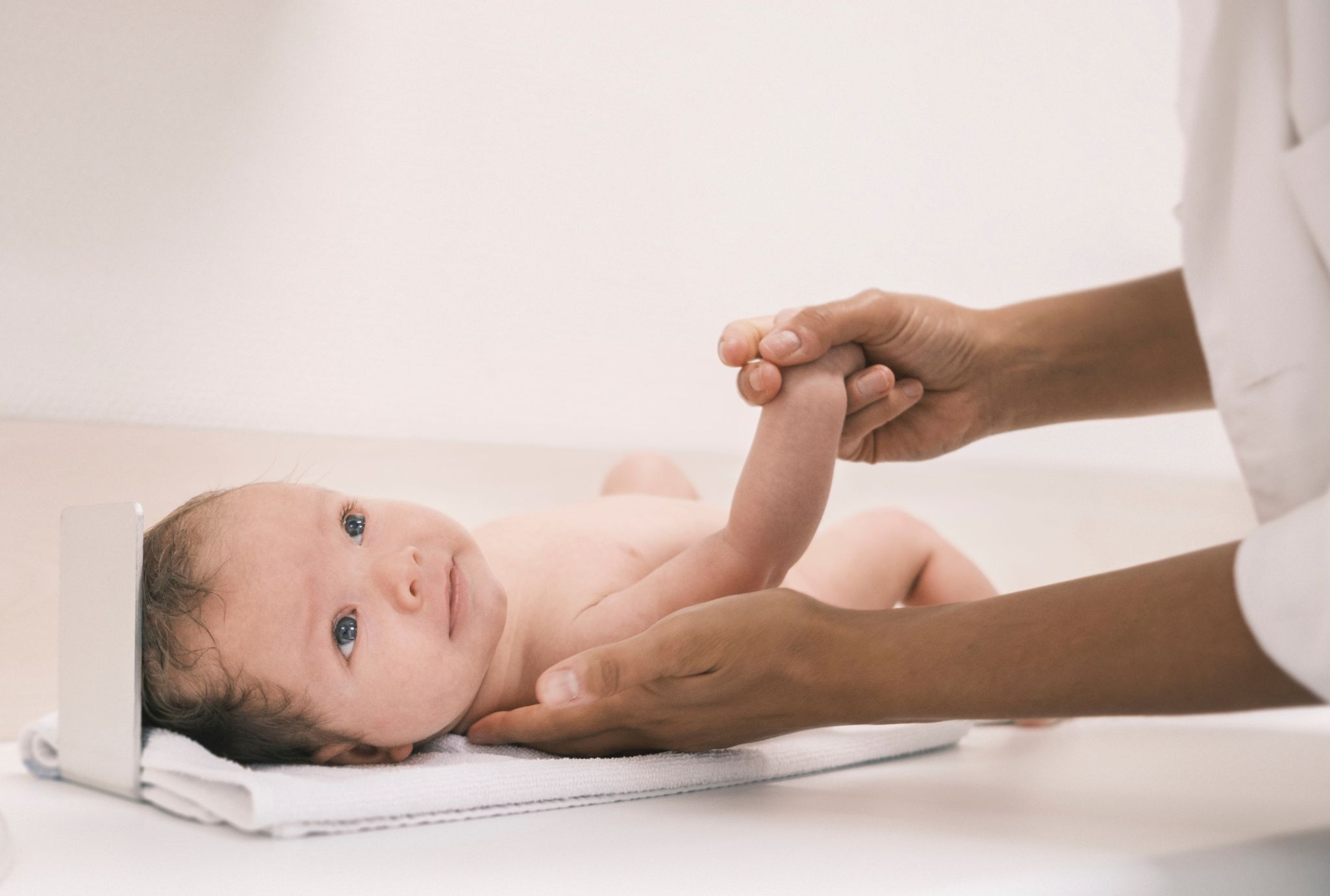 Técnicas para dar masajes a los bebés